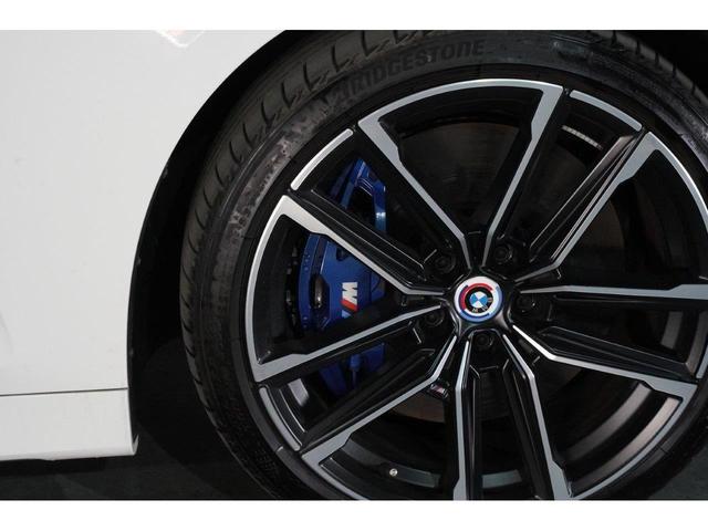 ４シリーズ Ｍ４４０ｉ　ｘＤｒｉｖｅクーペ　ＢＭＷ認定中古車　２０２２年モデル　ブラック・レザーシート（黒）シートヒーター　車線逸脱警告　衝突軽減ブレーキ　　アッシュ・グレー・ウッドトリム　１９インチ・アロイホイール　タッチ式・ナビゲーション（6枚目）