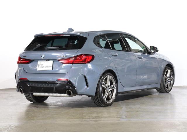 １シリーズ Ｍ１３５ｉ　ｘＤｒｉｖｅ　ＢＭＷ認定中古車　車線逸脱警告　衝突軽減ブレーキ　マグマレッドレザーシート　アクティブクルーズコントロール　１８インチアルミ（3枚目）