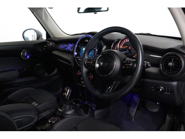 ＭＩＮＩ クーパーＳ　ＭＩＮＩ認定中古車　ペッパーパッケージ　カメラパッケージ　ＳＴＵＤＩＯ　ＳＴＹＬＥ　１７インチアルミ　アームレスト　ＡＣＣ　衝突軽減ブレーキ　ＬＥＤヘッドライト　ＢＬＵＥＴＯＯＴＨ（22枚目）