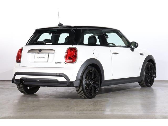 ＭＩＮＩ クーパー　レゾリュート・エディション　ＭＩＮＩ認定中古車　２０２３年モデル　レゾリュート・エディション／特別仕様車　ＹＯＵＲＳ　スポーツ・レザーシート　シートヒーター　ブラックルーフ＆ミラーキャップ　衝突軽減ブレーキ　スマートキー（3枚目）