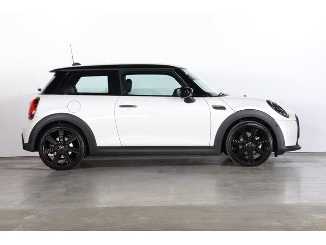 ＭＩＮＩ クーパー　レゾリュート・エディション　ＭＩＮＩ認定中古車　２０２３年モデル　レゾリュート・エディション／特別仕様車　ＹＯＵＲＳ　スポーツ・レザーシート　シートヒーター　ブラックルーフ＆ミラーキャップ　衝突軽減ブレーキ　スマートキー（4枚目）