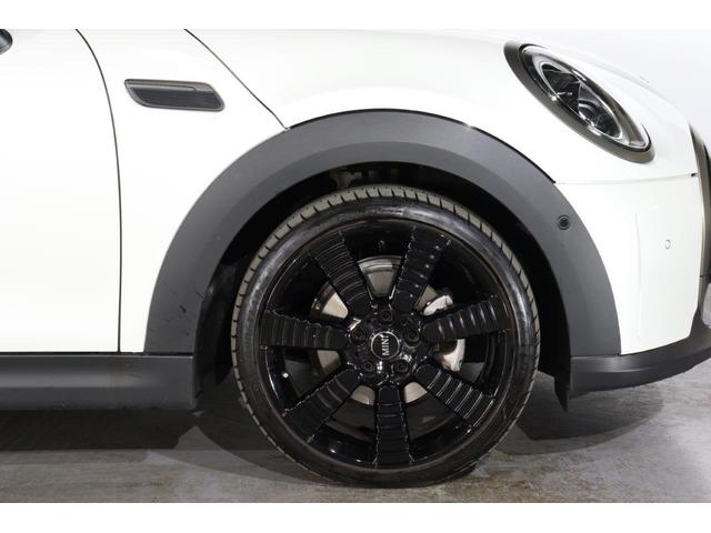 ＭＩＮＩ クーパー　レゾリュート・エディション　ＭＩＮＩ認定中古車　２０２３年モデル　レゾリュート・エディション／特別仕様車　ＹＯＵＲＳ　スポーツ・レザーシート　シートヒーター　ブラックルーフ＆ミラーキャップ　衝突軽減ブレーキ　スマートキー（5枚目）