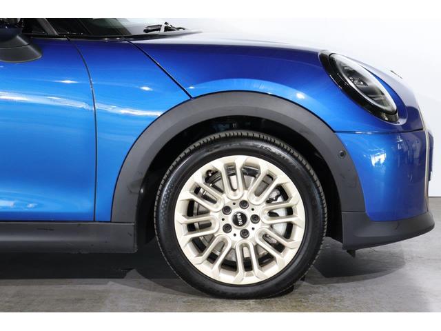 ＭＩＮＩ クーパーＳ　ＭＩＮＩ認定中古車　２０２５年モデル　デモカー　全周囲カメラ（３６０度ビュー）前後バンパー　ＬＥＤヘッドライト＆テールライト　車線逸脱警告　衝突軽減ブレーキ　ナビゲーション　スマートキー（5枚目）
