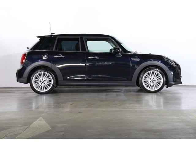 ＭＩＮＩ クーパＳＤ　ＭＩＮＩ認定中古車　レザーチェスター　１７インチ・アルミ・ホイール　アクティブク・ルーズコントロール　ナビゲーション・パッケージ（4枚目）