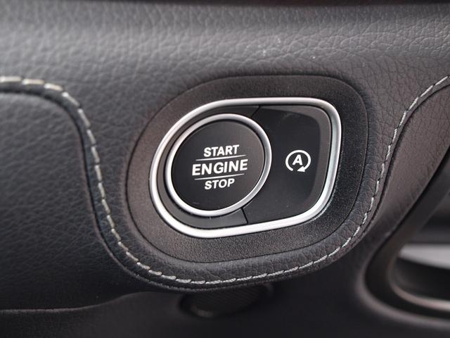 【スマートキーシステム】携帯したスマートキーを取り出すことなく、ドアの施錠・解錠が可能で、ワンプッシュでエンジンがスタート！！