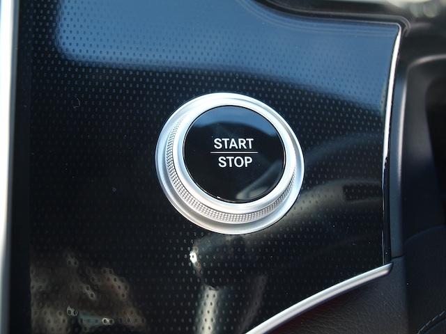 キーを所持しているだけでドアの施錠／開錠からエンジンの始動／停止が可能となっております。