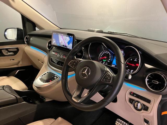 Ｖクラス Ｖ２２０ｄ　アバンギャルド　ロング　ＡＭＧライン　認定中古車　セレナイトグレー　３６０°カメラシステム　パノラミックスライディングルーフ　Ｂｕｒｍｅｓｔｅｒサラウンドサウンドシステム　メモリー付きパワーシート　シートヒーター　アンビエントライト（10枚目）