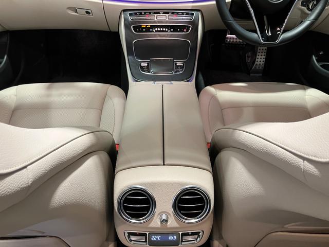 Eクラスオールテレイン E220d 4マチック オールテレイン 認定中古車 ノーティックブルー エクスクルーシブパッケージ パノラミックスライディングルーフ 360°カメラシステム Burmesterサウンドシステム ヘッドアップディスプレイ アンビエントライト(27枚目)