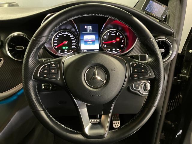 ステアリング周りもご覧の通り。ステアリングスイッチで簡単にオーディオ操作やメーターディスプレイに表示される各種インフォメーションの表示変更が可能。また、背面にはパドルシフトが備っております。