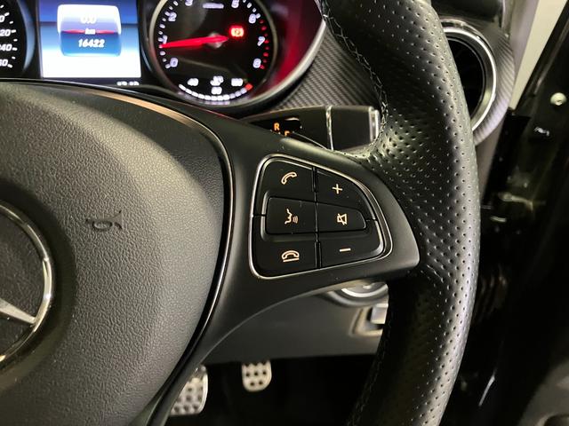 ステアリングから手を放さず、コックピット画面の操作や、追従型オートクルーズの操作が簡単に可能。