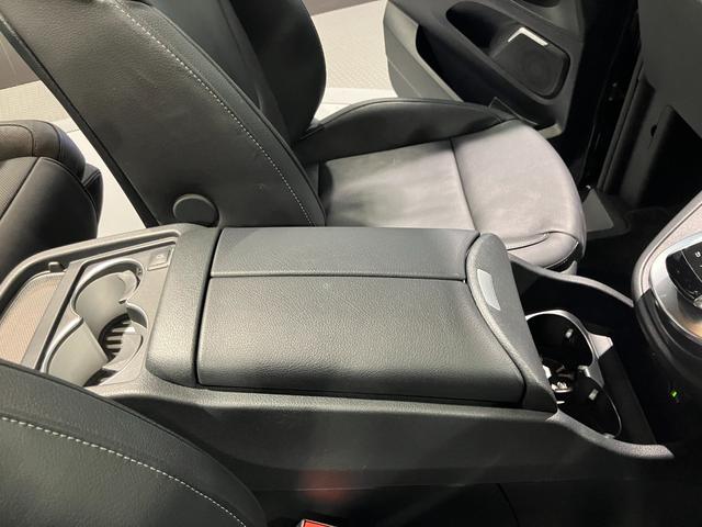 コンソールボックス裏に後席専用のエアコン操作盤が装備、前席を気にすることなく快適な温度調整が可能です。