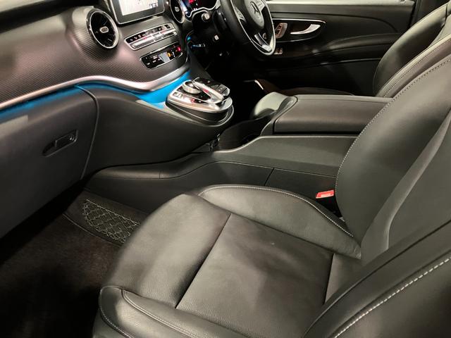 インテリアは使用感も少なく、コンディション良好でございます。