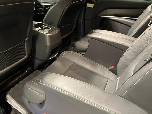 高級感ある内装は人間工学に基ずきデザインされておりますので、リラックスした状態でドライビングに集中できます。