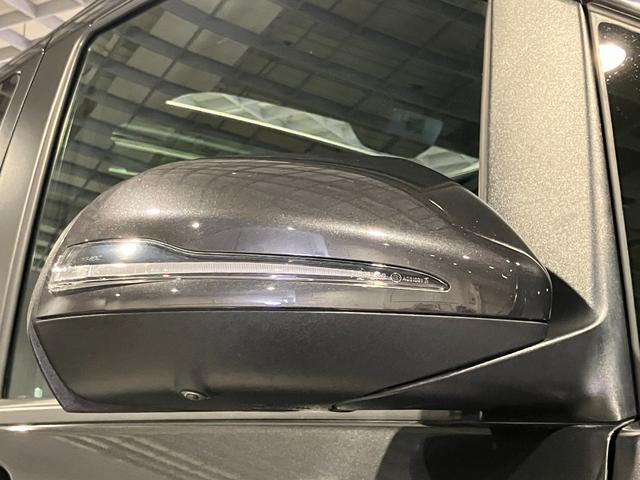 ウィンカー内蔵ドアミラーを開発したのは『メルセデス・ベンツ』です。他車からの視認性が高まり、事故の可能性を低減させています。更に、点灯部分はドライバーの視界に入らないように設計されています。