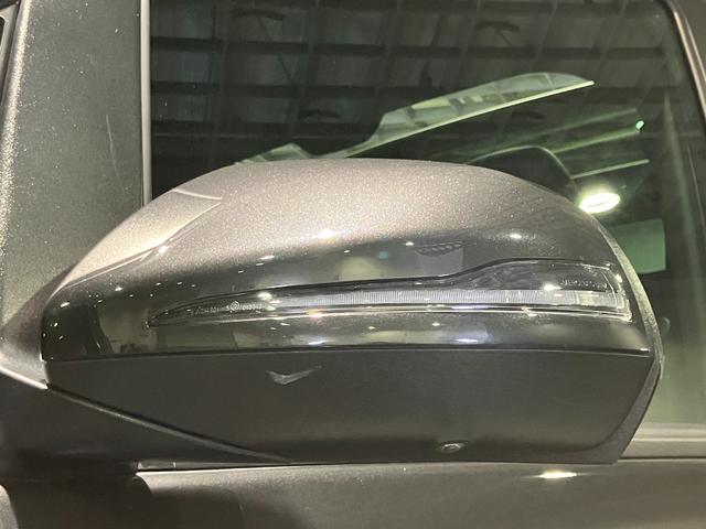 死角検知警告システムが装備されており、車線変更の際、死角に入る車両の検知、警告を行います。また、サイドミラー内部のインジケータが点灯し、危険の促しをしています。