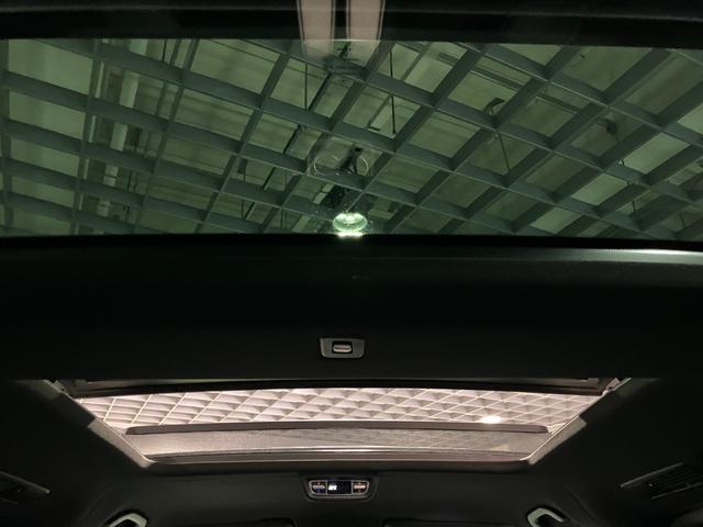 ルーフ開放時は後席への巻き込み風を防ぐ、衝立がせりだし車内環境を変えることなく開放感を得られます。