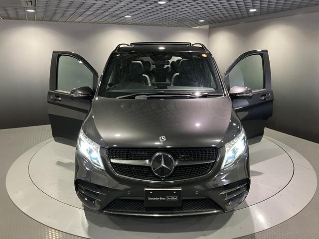 フロントグリル中央に大きく輝くスリーポインテッドスター。メルセデスベンツならではのステータスを強く感じる事ができます