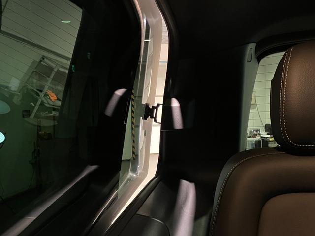 電動テールゲートはボタン操作一つで開閉を行うことが出来ます。開閉角度の記憶調整も可能なので、状況に応じたセッティングが行えます。