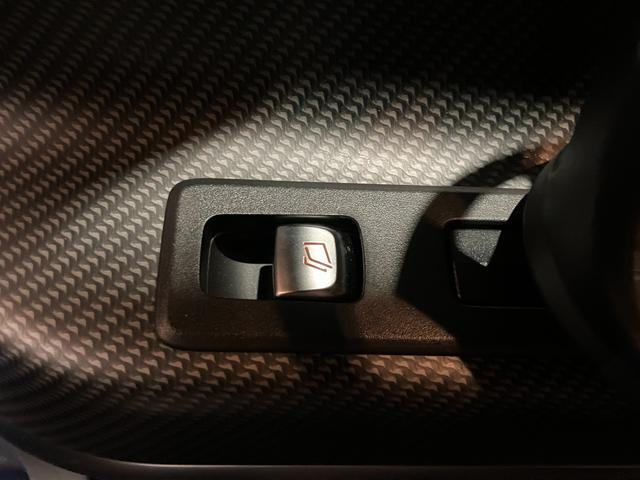 インテリアは使用感も少なく、コンディション良好でございます。