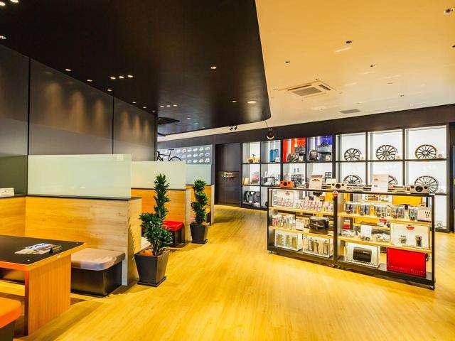 カーアクセサリーコーナーでは、カーシャンプーやガラスクリーナー等のカー用品から、車内で使用するドリンクホルダー、ＵＳＢアダプター、パフュームアトマイザー等、種類豊富に取り揃えています。