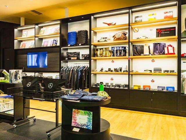 ショッピングバッグ、財布、名刺入れ等のグッズコーナーではワインストッパー、ツールセットがプレゼント用に人気です。プレゼント用に包装しお渡しできます。