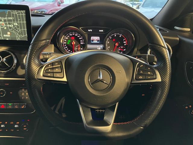 �X�e�A�����O����������̒ʂ�B�X�e�A�����O�X�C�b�`�ŊȒP�ɃI�[�f�B�I����⃁�[�^�[�f�B�X�v���C�ɕ\�������e��C���t�H���[�V�����̕\���ύX���\�B�܂��A�w�ʂɂ̓p�h���V�t�g�������Ă���܂��B