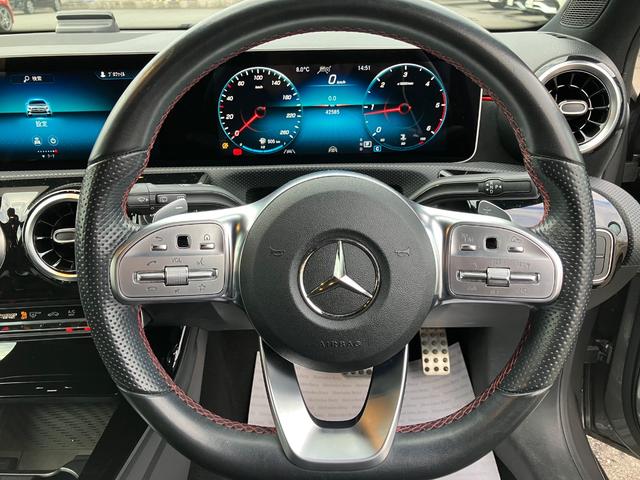 �X�e�A�����O����������̒ʂ�B�X�e�A�����O�X�C�b�`�ŊȒP�ɃI�[�f�B�I����⃁�[�^�[�f�B�X�v���C�ɕ\�������e��C���t�H���[�V�����̕\���ύX���\�B�܂��A�w�ʂɂ̓p�h���V�t�g�������Ă���܂��B