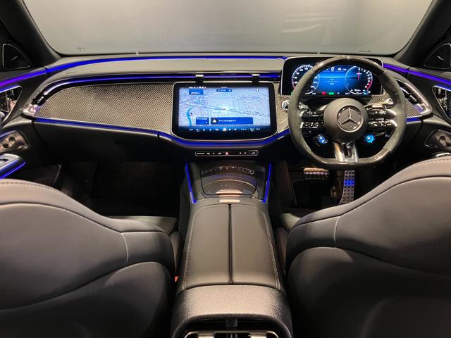 �_���E�����́A��������ɓK�����[���̐ݔ���������T�[�r�X�H��ɂ����āA�����Z�f�X�E�x���c�ɐ��ʂ����T�[�r�X�E�X�^�b�t�����O�Ɏ��{���Ă��܂��B