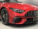 低くフラットなボンネット、シャープなヘッドライトがワイド感を強調。スポーティな走りを表現したフロントデザインです。