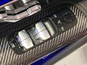 運転席ドアトリムには窓の一括コントローラーと電動ドアミラーのコントローラーが装備。