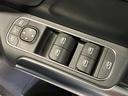 運転席ドアトリムには窓の一括コントローラーと電動ドアミラーのコントローラーが装備。