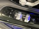 運転席ドアトリムには窓の一括コントローラーと電動ドアミラーのコントローラーが装備。