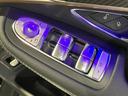 運転席ドアトリムには窓の一括コントローラーと電動ドアミラーのコントローラーが装備。
