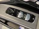 運転席ドアトリムには窓の一括コントローラーと電動ドアミラーのコントローラーが装備。