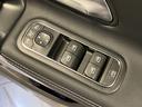 運転席ドアトリムには窓の一括コントローラーと電動ドアミラーのコントローラーが装備。