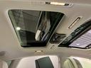 パノラミックルーフで明るい車内と開放感あるドライブをお楽しみいただけます。