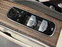 運転席ドアトリムには窓の一括コントローラーと電動ドアミラーのコントローラーが装備。
