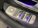 運転席ドアトリムには窓の一括コントローラーと電動ドアミラーのコントローラーが装備。
