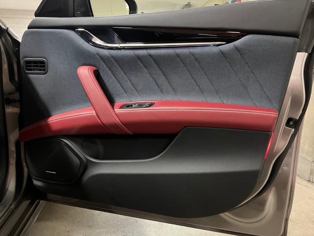 クアトロポルテ グランルッソ　ゼニアインテリア　後期モデル　オプションエクステリアカラー：グリジオ　ゼニアエディションインテリアドライバーアシスタンスＰＫＧ　・アダプティブクルーズコントロール　・サラウンドビューカメラ（11枚目）