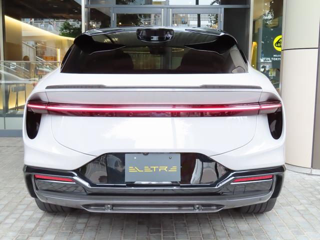 エレトレ Ｒ　カイムグレー／ジャスパーインテリア　コンフォートシートパック　インテリジェントガラスルーフ　ダイナミックハンドリングパック　２３インチマルチスポークグロスブラックホイール　ブラックキャリパー（6枚目）
