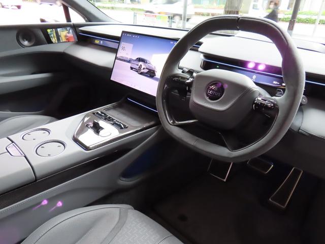 エメヤ Ｒ　ファイアグローオレンジ／マグネタイトインテリア　エグゼクティブシートパック（４人乗り）２２インチホイール　カーボンパック　ドアミラーサイドカメラ（4枚目）