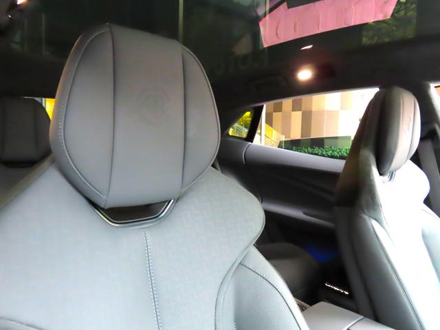 エメヤ Ｒ　ファイアグローオレンジ／マグネタイトインテリア　エグゼクティブシートパック（４人乗り）２２インチホイール　カーボンパック　ドアミラーサイドカメラ（6枚目）