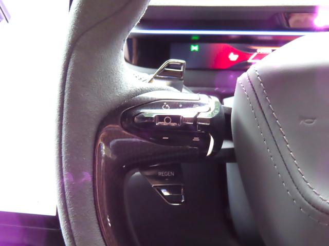 エメヤ Ｒ　ファイアグローオレンジ／マグネタイトインテリア　エグゼクティブシートパック（４人乗り）２２インチホイール　カーボンパック　ドアミラーサイドカメラ（9枚目）