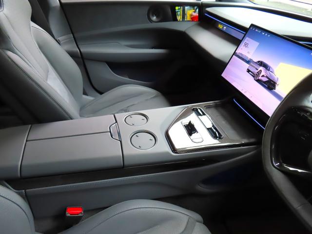 エメヤ Ｒ　ファイアグローオレンジ／マグネタイトインテリア　エグゼクティブシートパック（４人乗り）２２インチホイール　カーボンパック　ドアミラーサイドカメラ（11枚目）