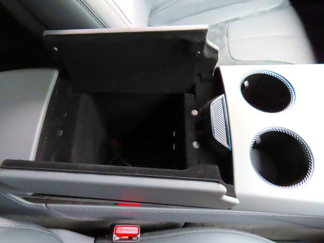 エメヤ Ｒ　ファイアグローオレンジ／マグネタイトインテリア　エグゼクティブシートパック（４人乗り）２２インチホイール　カーボンパック　ドアミラーサイドカメラ（12枚目）