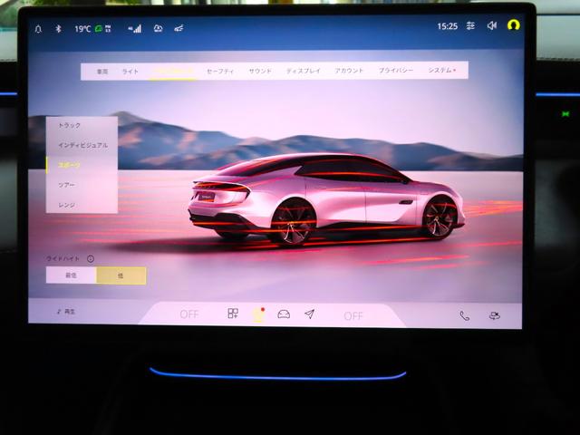 エメヤ Ｒ　ファイアグローオレンジ／マグネタイトインテリア　エグゼクティブシートパック（４人乗り）２２インチホイール　カーボンパック　ドアミラーサイドカメラ（18枚目）