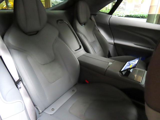 エメヤ Ｒ　ファイアグローオレンジ／マグネタイトインテリア　エグゼクティブシートパック（４人乗り）２２インチホイール　カーボンパック　ドアミラーサイドカメラ（26枚目）