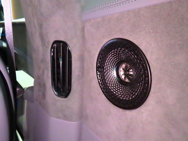 エメヤ Ｒ　ファイアグローオレンジ／マグネタイトインテリア　エグゼクティブシートパック（４人乗り）２２インチホイール　カーボンパック　ドアミラーサイドカメラ（31枚目）