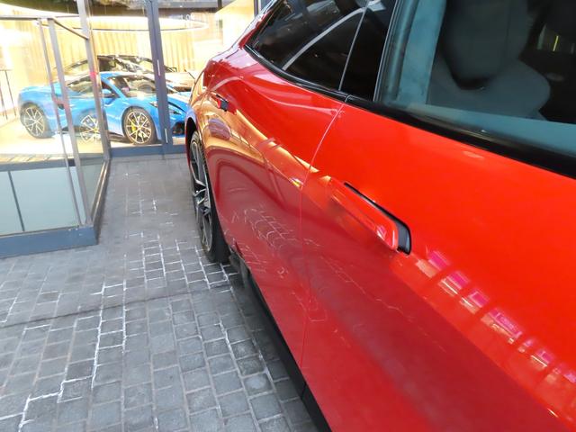 エメヤ Ｒ　ファイアグローオレンジ／マグネタイトインテリア　エグゼクティブシートパック（４人乗り）２２インチホイール　カーボンパック　ドアミラーサイドカメラ（47枚目）