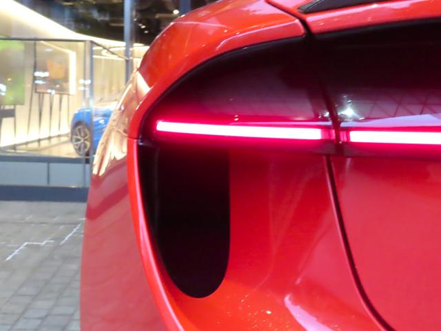 エメヤ Ｒ　ファイアグローオレンジ／マグネタイトインテリア　エグゼクティブシートパック（４人乗り）２２インチホイール　カーボンパック　ドアミラーサイドカメラ（54枚目）